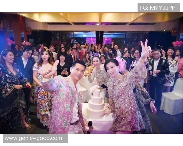 足球明星齐聚一堂欢庆新春佳节送祝福团圆温馨照展现体育与节日融合的精彩瞬间